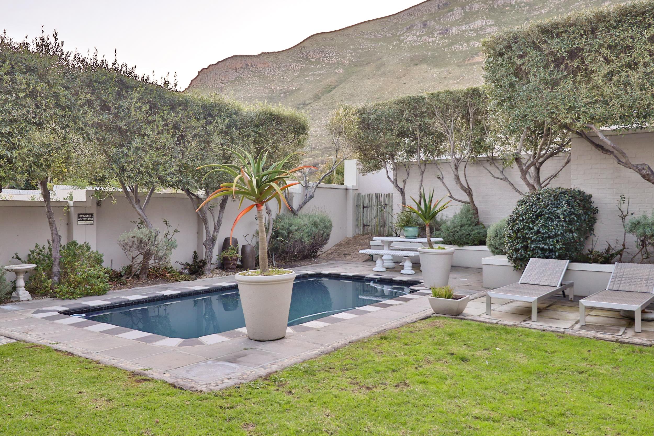 Hermanus Lodge On The Green - Solar Power Extérieur photo